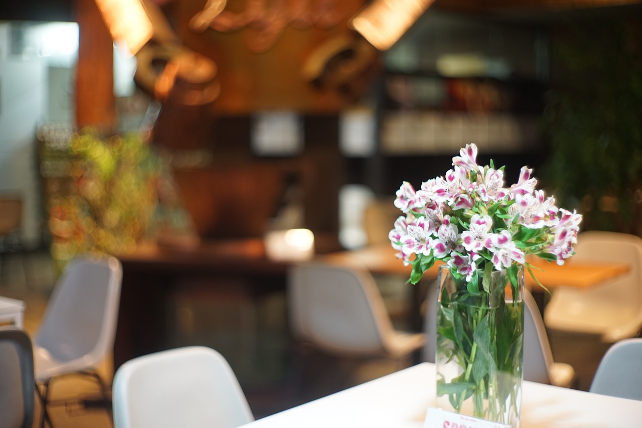 Цветы на столе в кафе