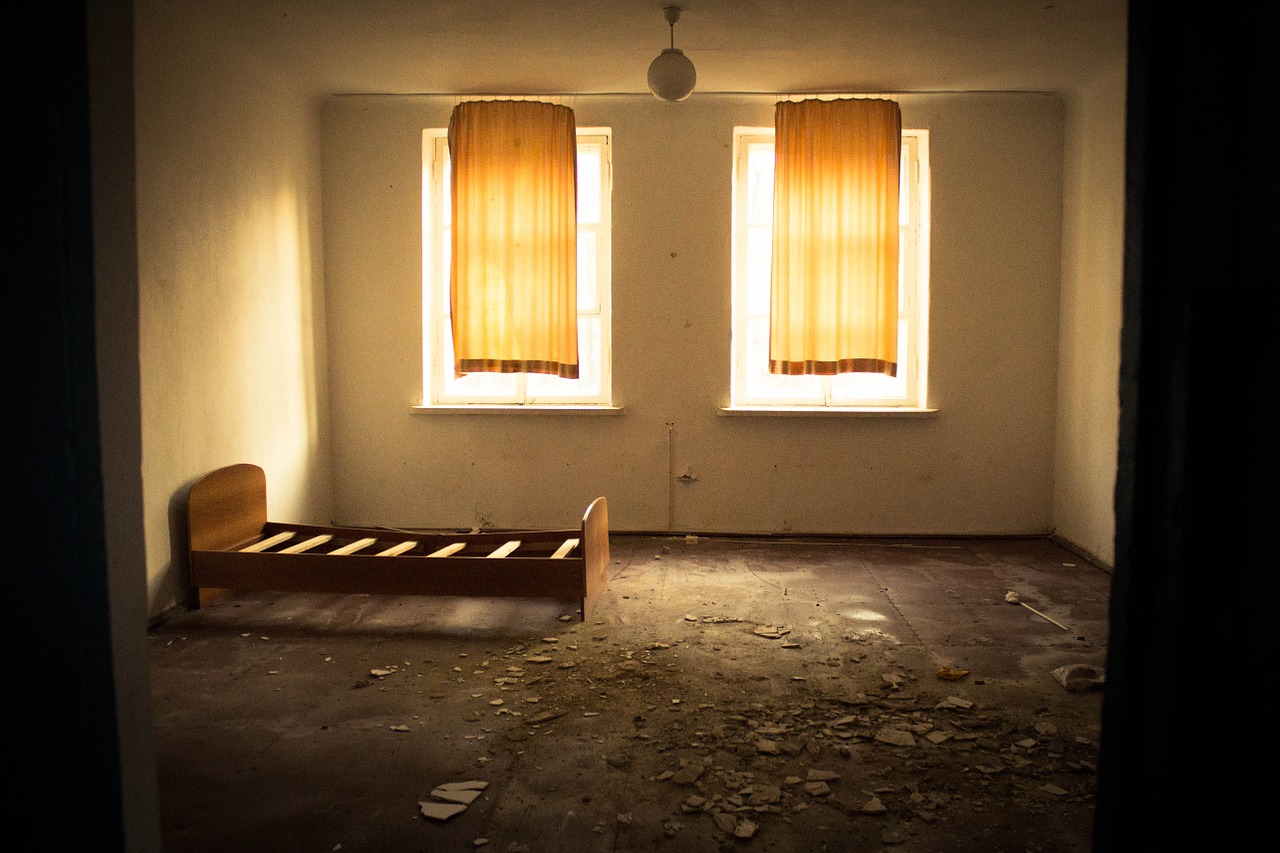 Закрыть свет. Abandoned Room Light. Кроватка окно Енакиево.