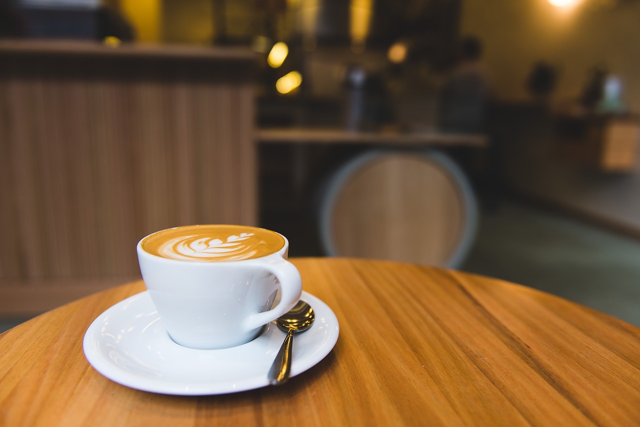 Столик с кофе в кафе