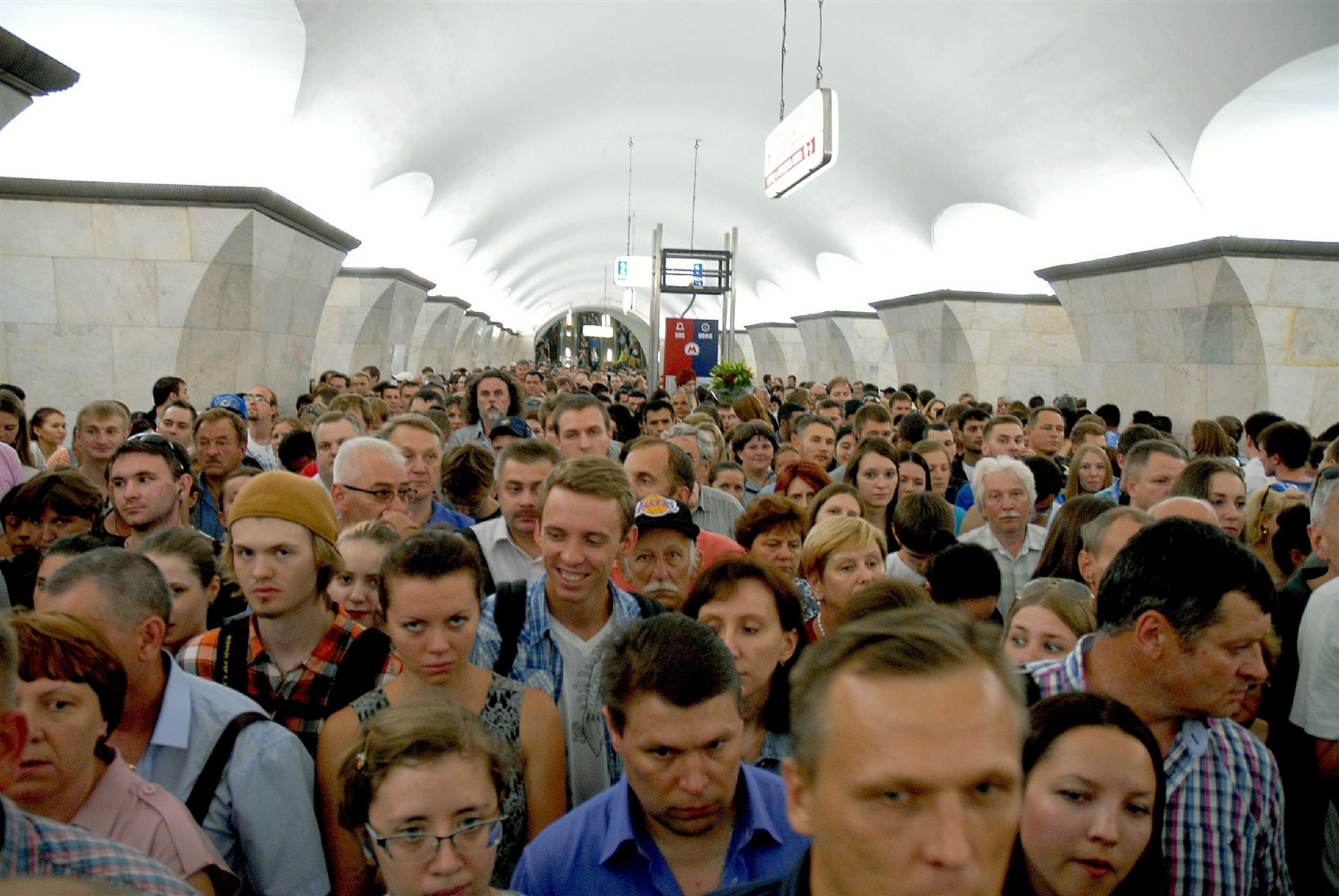 Много метро. Час пик на станции метро проспект мира. Толпа в метро. Толпа людей в метро. Давка в метро.