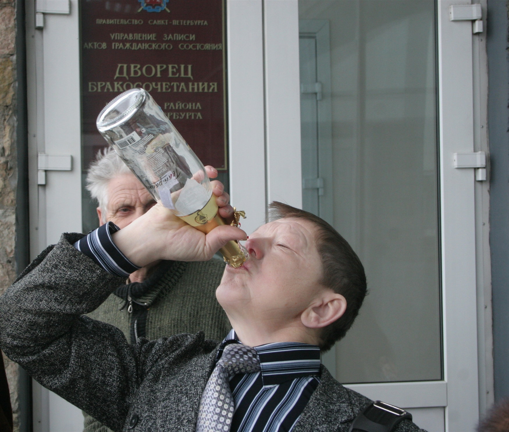 Все в россии уже пьют. Человек пьет.
