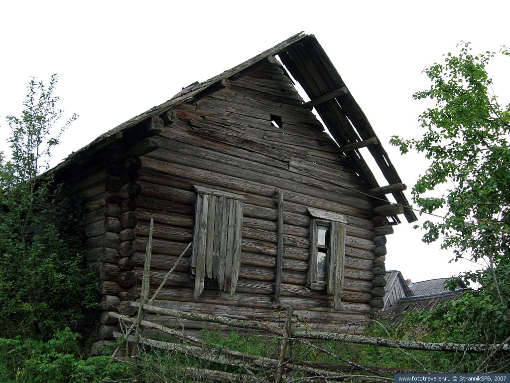 Включи старый. Разрушенная изба. Старый покосившийся дом в деревне. Старая покосившаяся изба. Дом плохой старый.