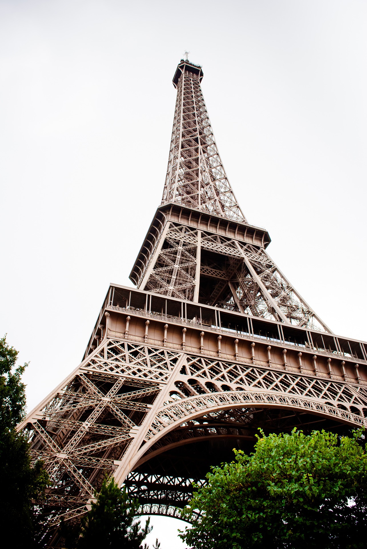 Эйфелева башня в париже черно белое фото