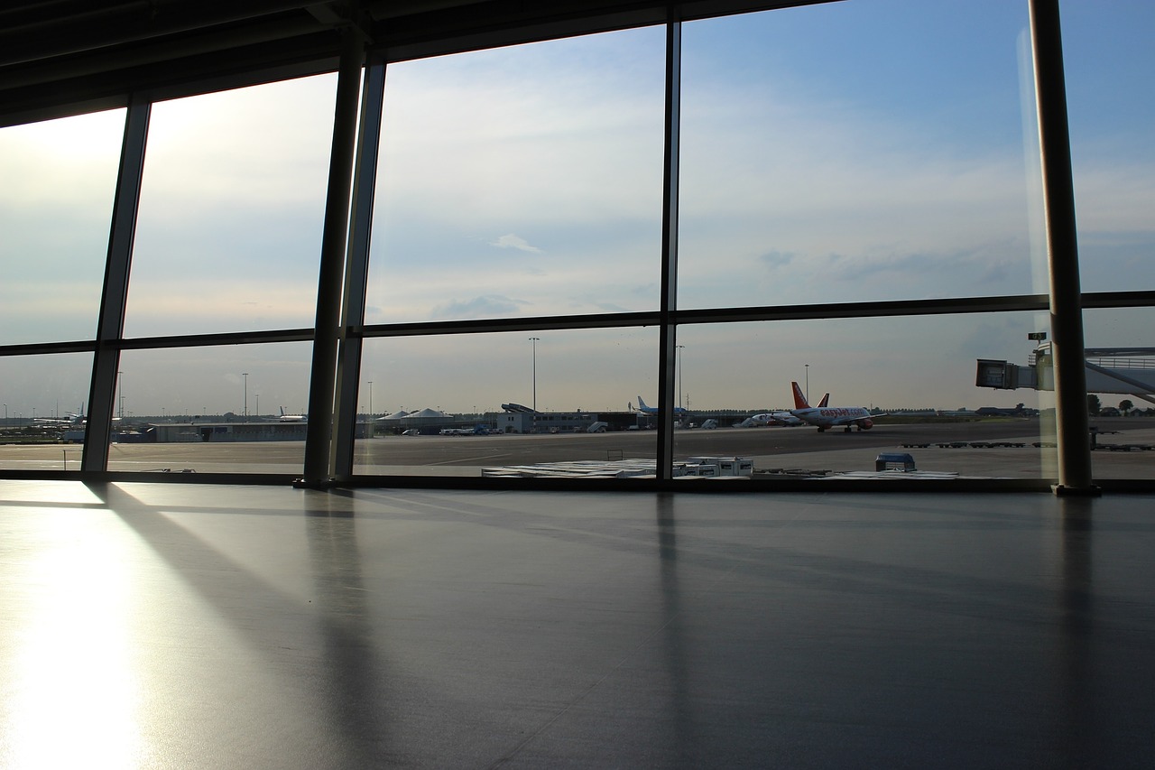 Аэропорт Шереметьево внутри вид на окно
