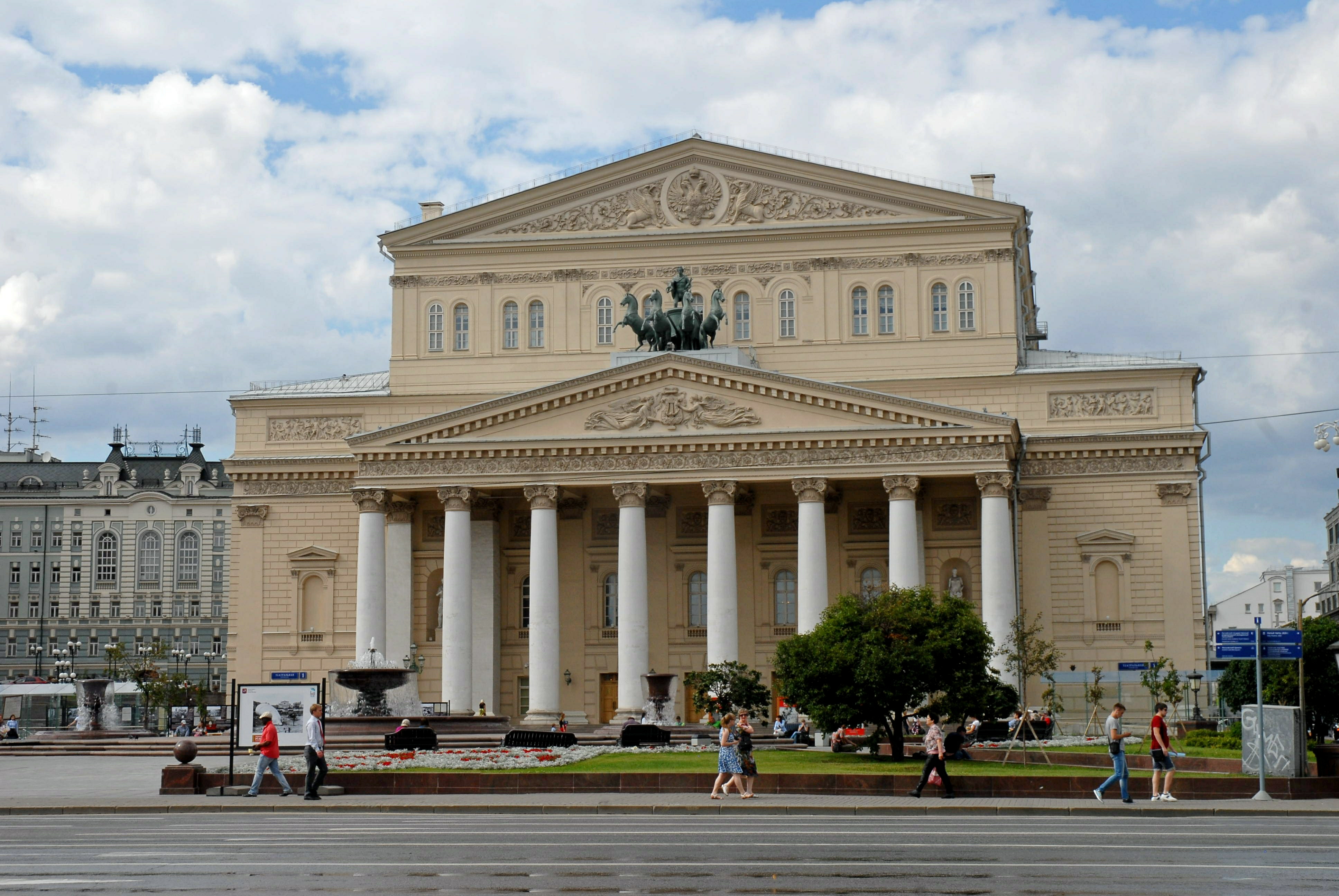 фасад большого театра в москве