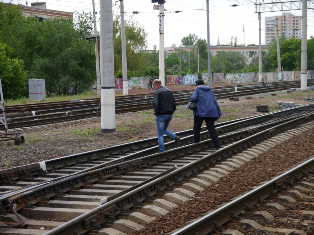 Переход через пути. Переход ЖД путей. Переход через железнодорожные пути. Железная дорога переход. Перехожы на железной дороги.