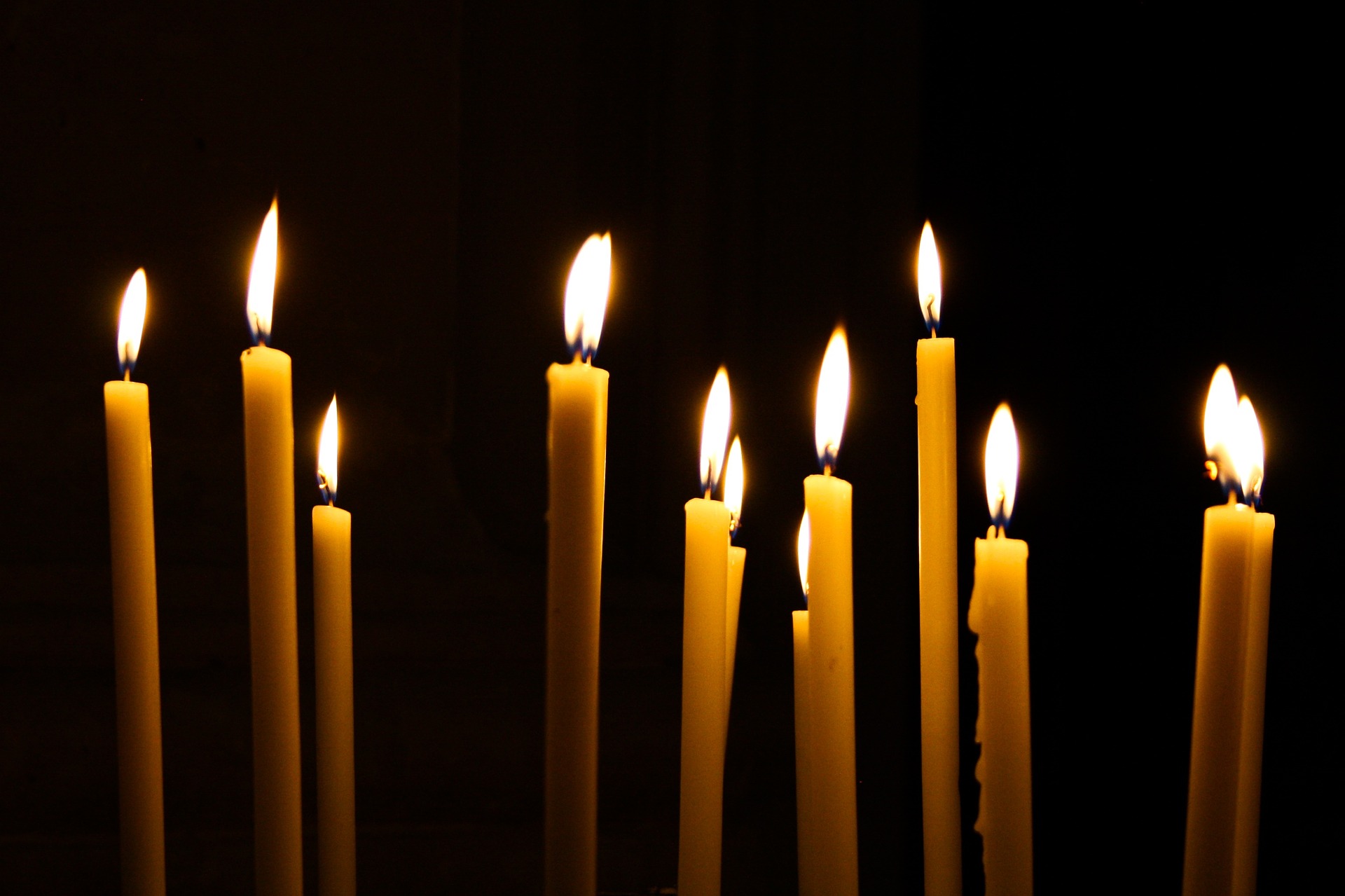 Горящие церковные свечи