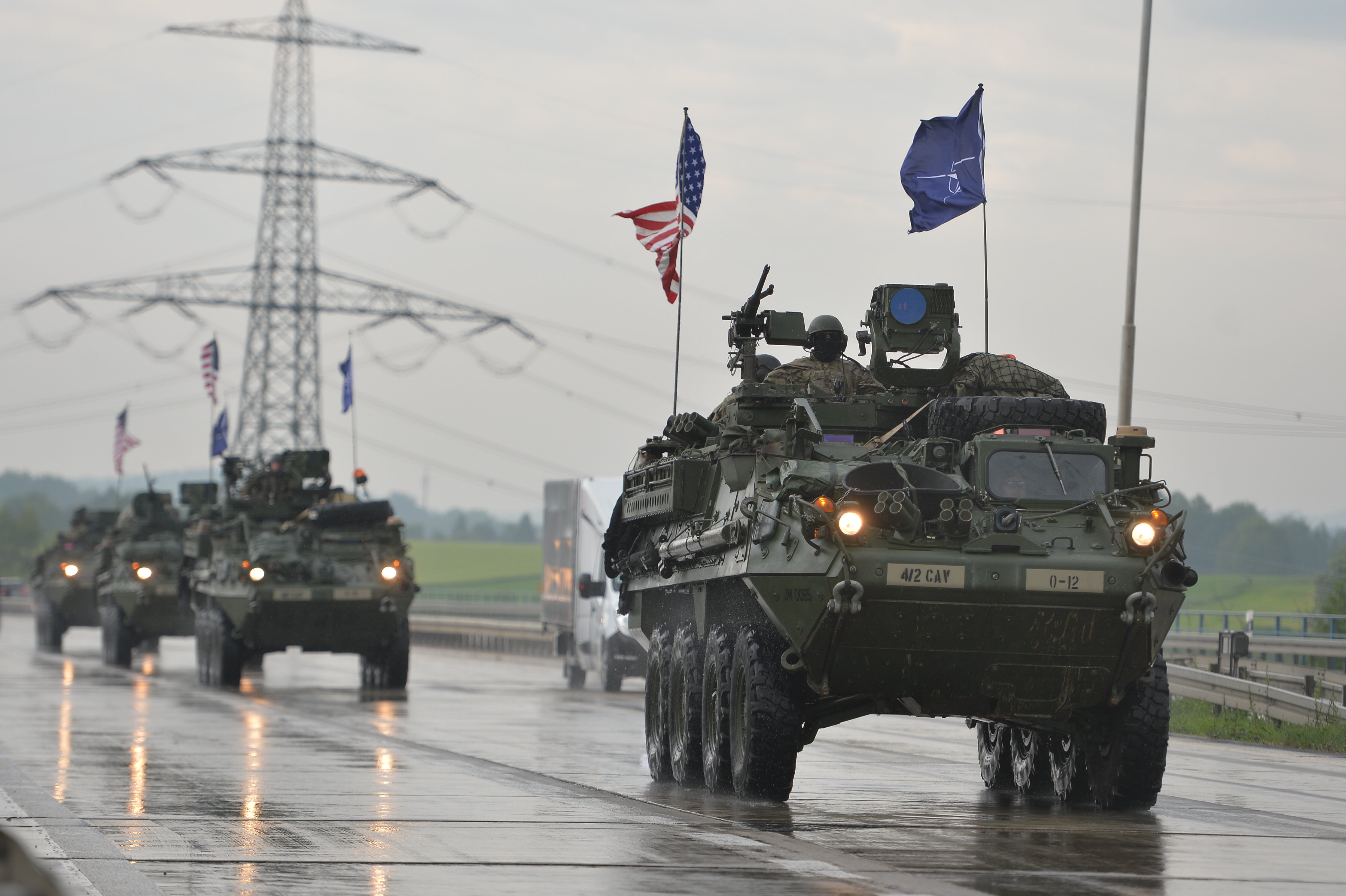 Чехословакия нато. НАТО перебрасывает войска к границам России. Военная колонна НАТО. Техника НАТО. Войска НАТО.