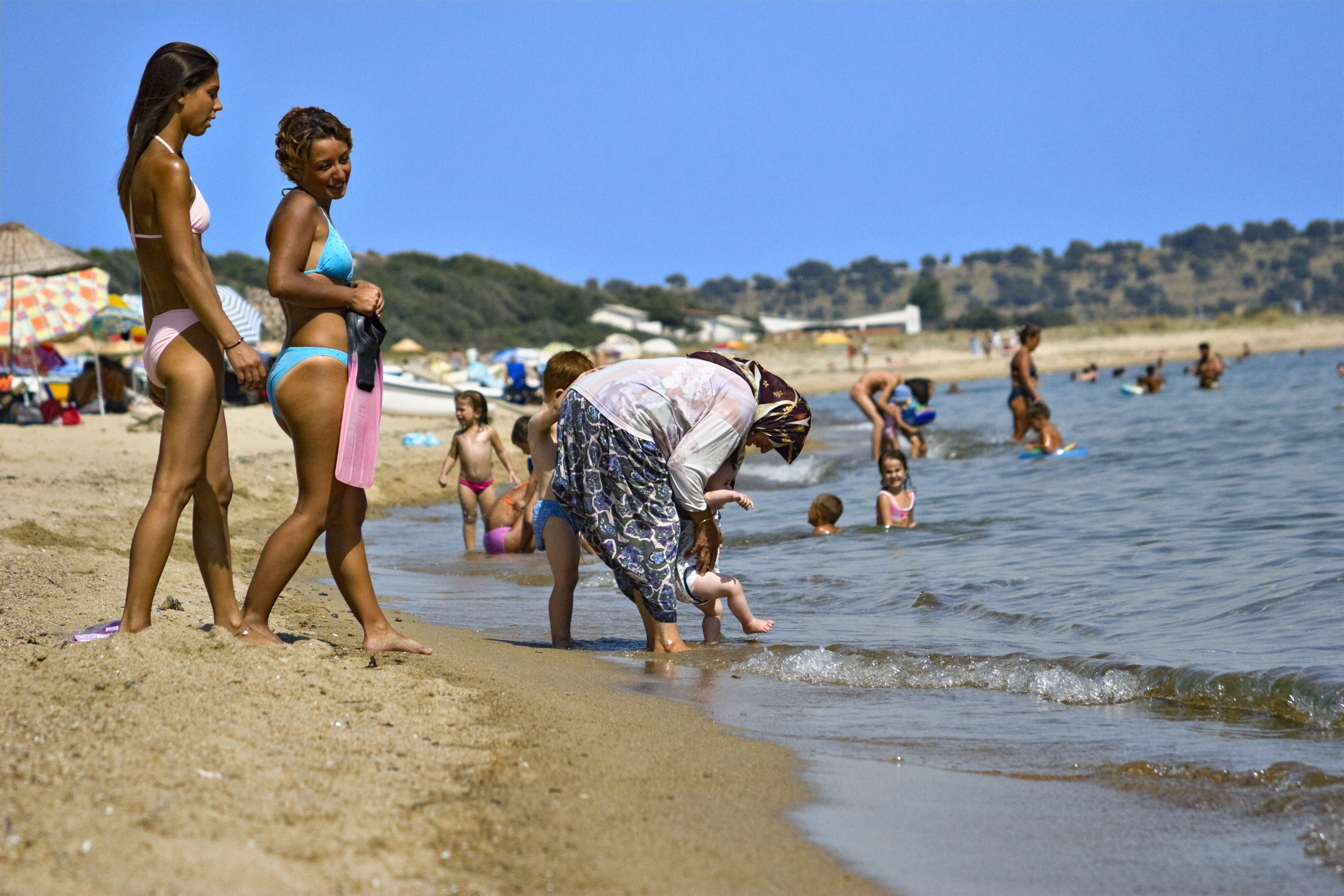 Дикий пляж отдыхающих. Люди на пляже. Снимки с пляжа. Дикие пляжи Африки. Турция пляж люди.