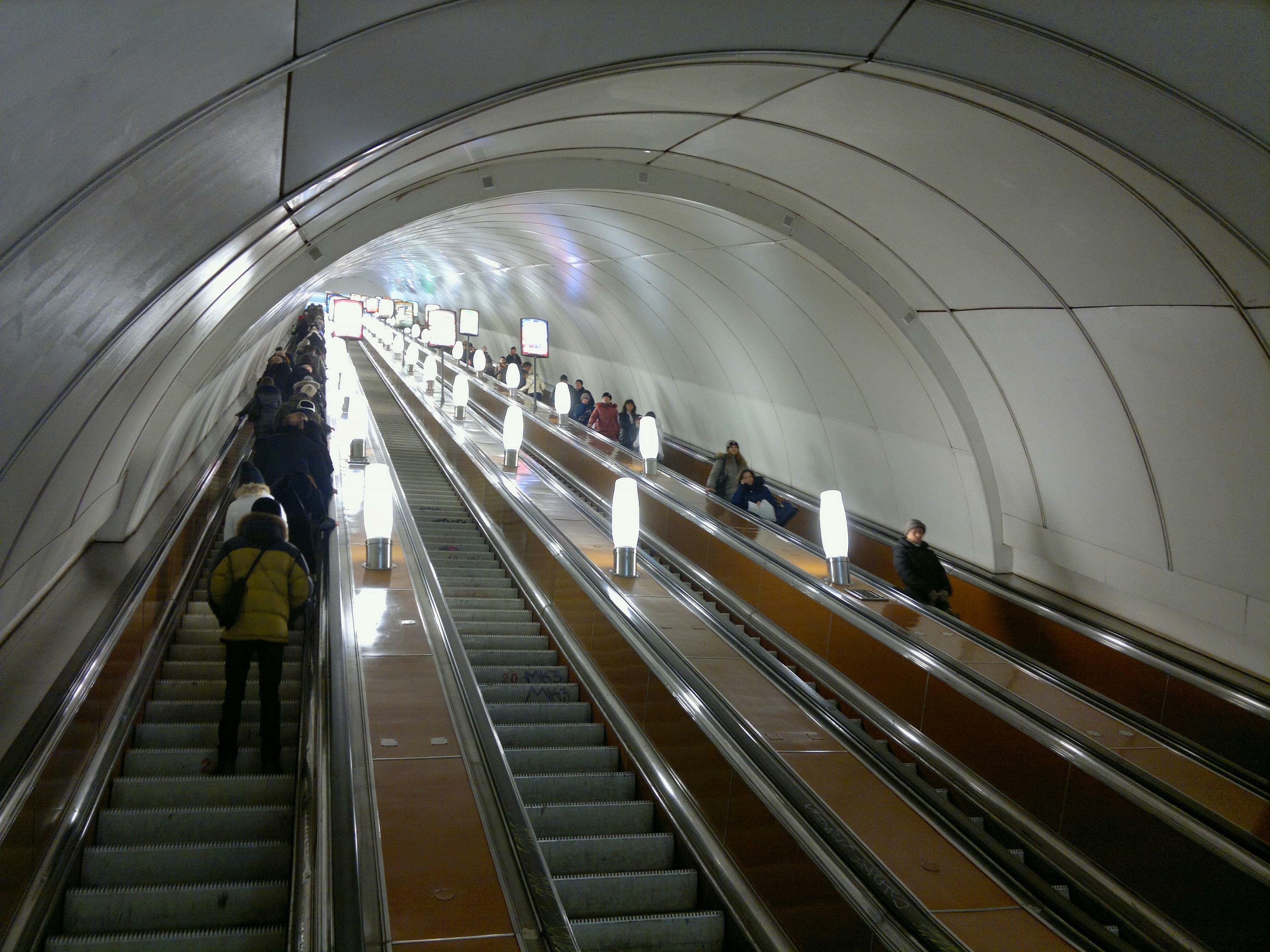 Санкт петербург академическая. Метро Академическая Питер. Академическая (станция метро, Санкт-Петербург). Станция метро Академическая Петербург. Станция Академическая питерского метрополитена.