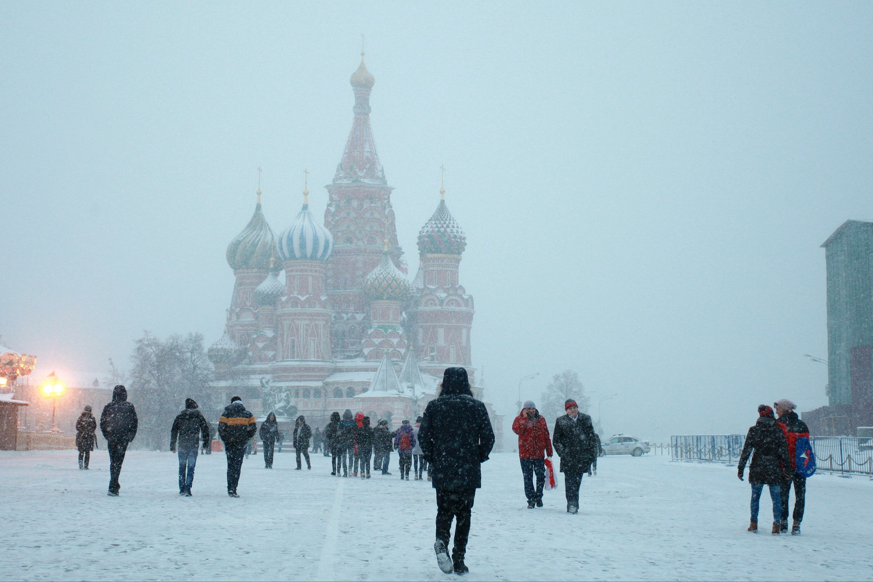 Сильный мороз в москве. Зима в Москве. Москва зима люди. Люди в Москве зимой.