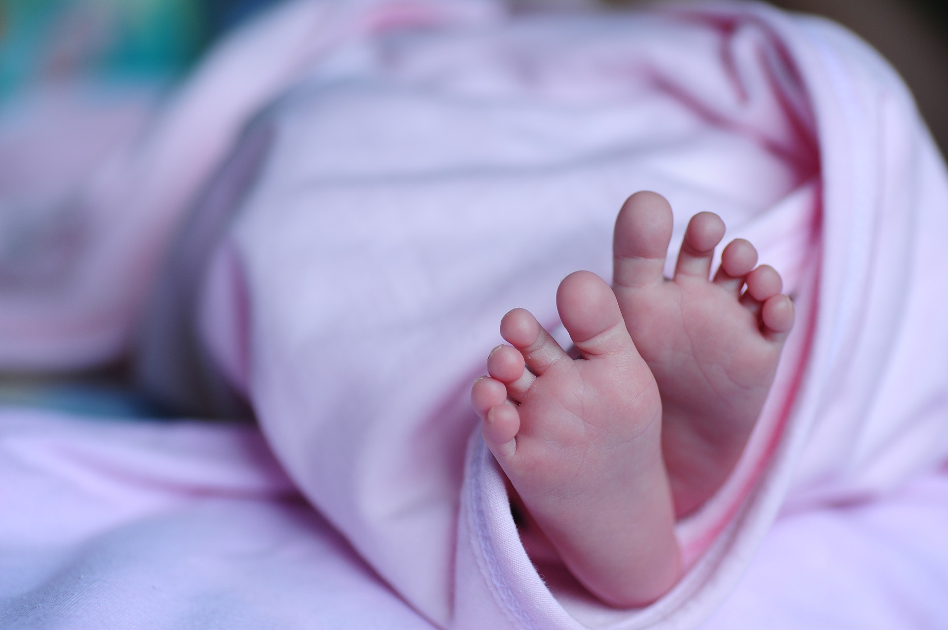 Ножки новорожденного ребенка
