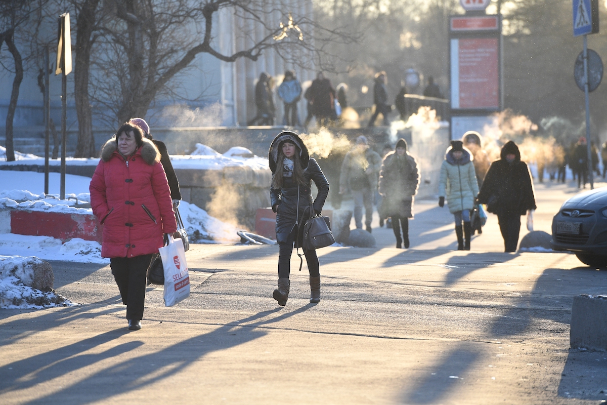 Люди на улице зимой Россия