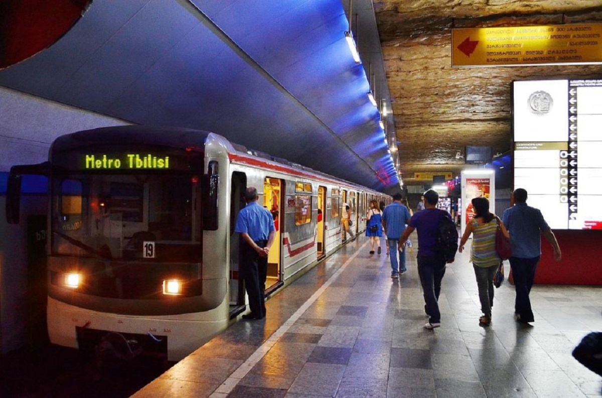 Метро 1 есть. Тбилиси метро Варкетили. Станции метро Тбилиси. Станция метро Варкетили в Тбилиси. Метро Грузии Тбилиси.