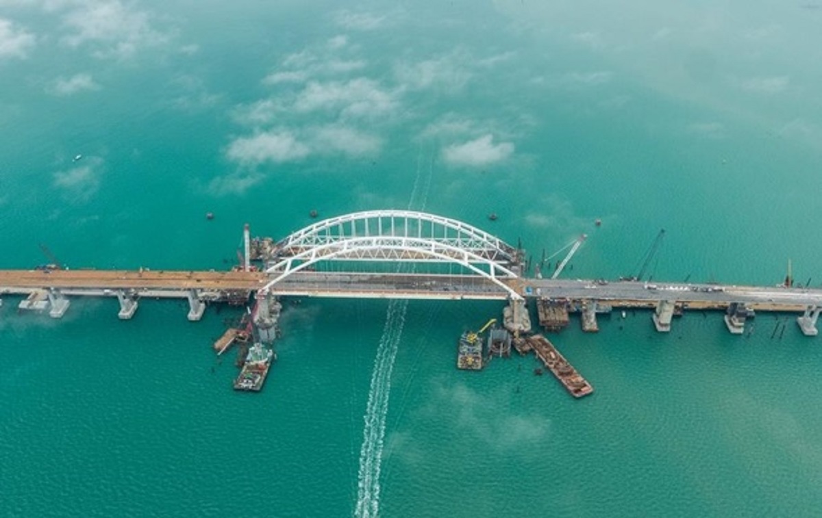 Постройка моста в море