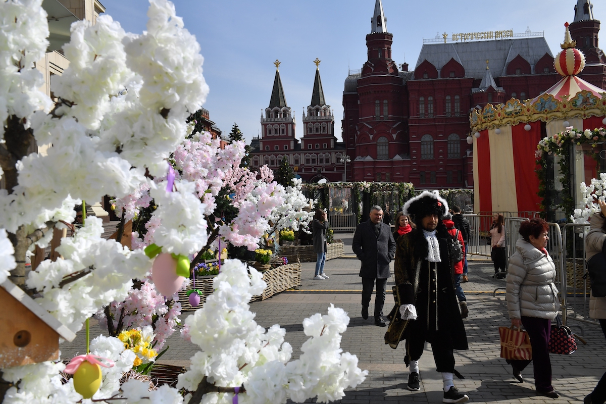 В москве сейчас есть. Манежная площадь Москва сегодня мероприятия. Украшенная Москва 1 мая. Фестиваль Пасхальный дар 2021 Москва. Москву украшают 1 мая Эстетика.