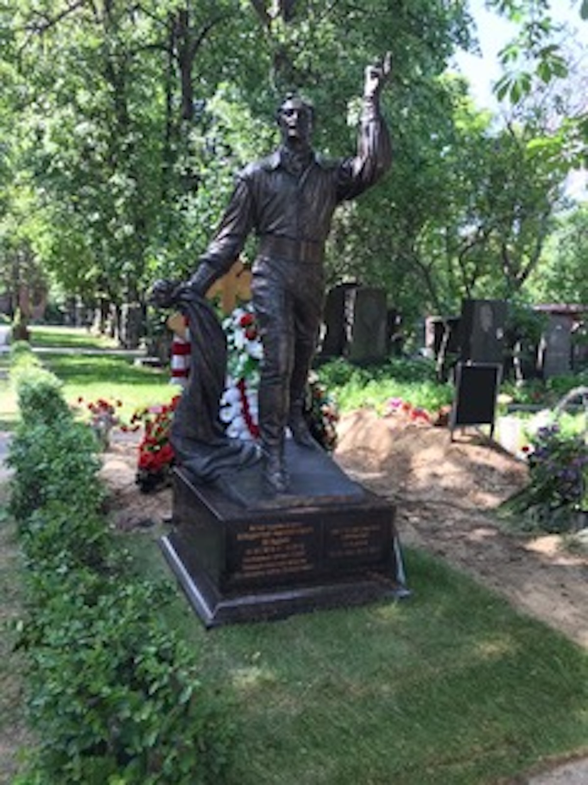 Памятник Владимиру Зельдину