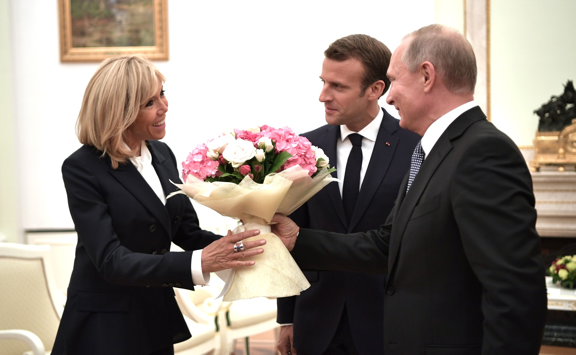 Путин дарит цветы Бриджит Макрон