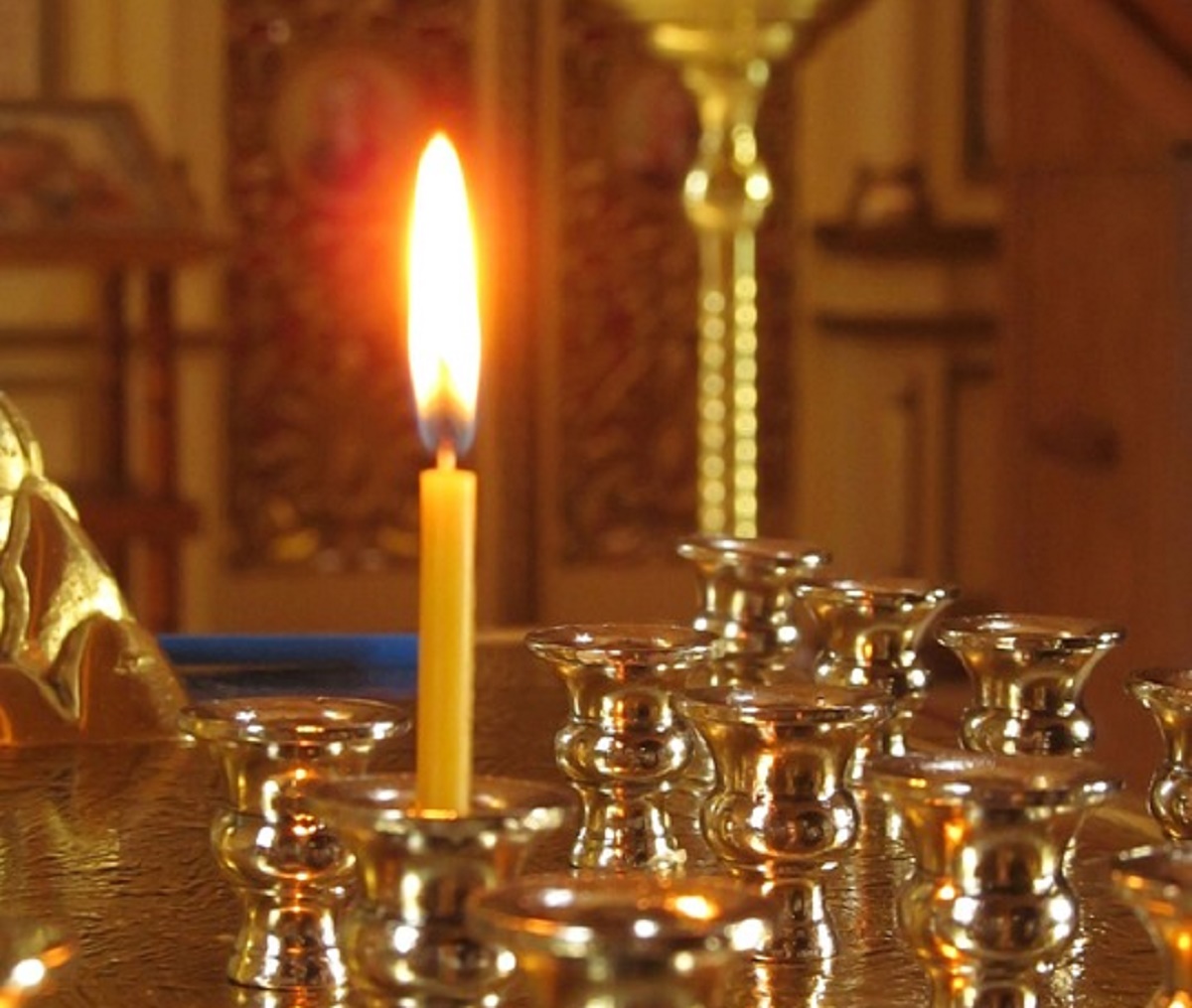 Стол для свечей в церкви