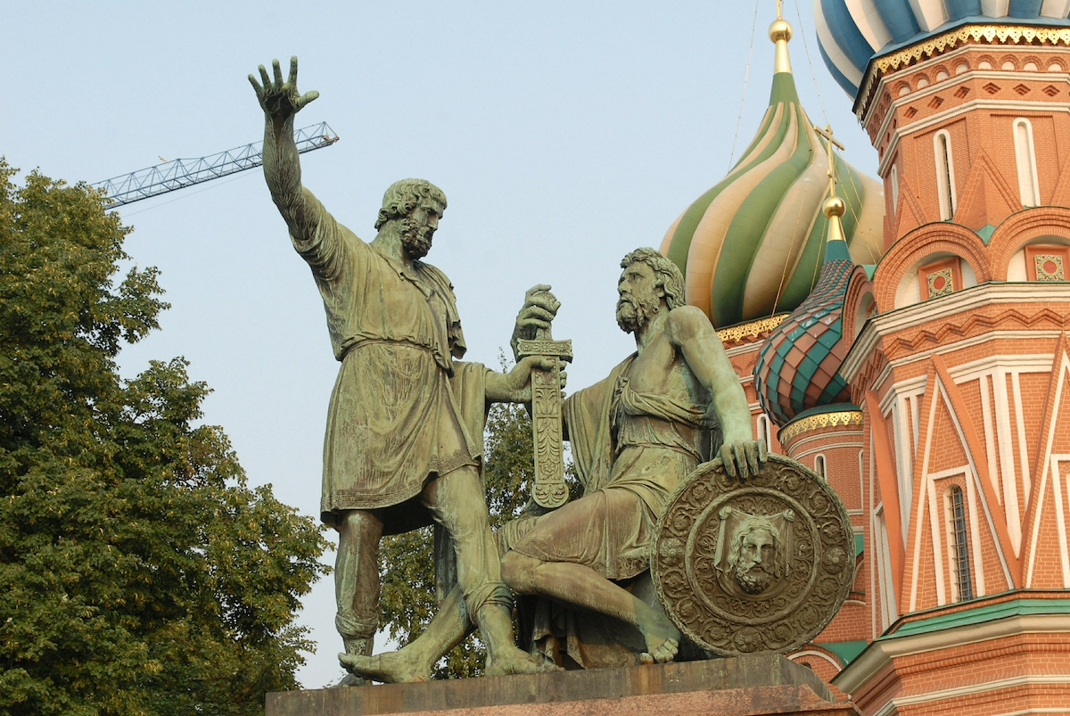 Единственно известное. Памятник Минину и Пожарскому в Москве 1920 1080. Минину и Пожарскому в городе Владимир. Известные скульптуры в России. Скульптурные памятники России.