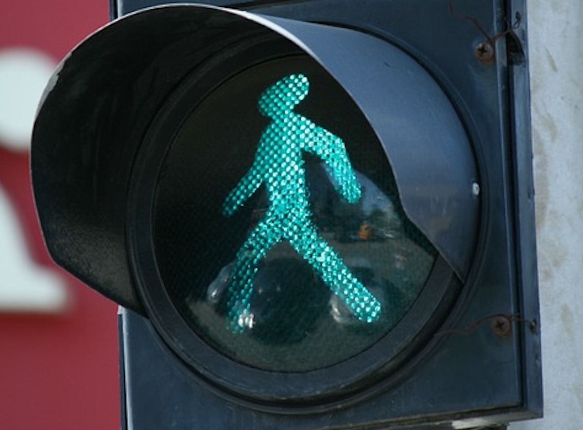 Зеленый человек на светофоре
