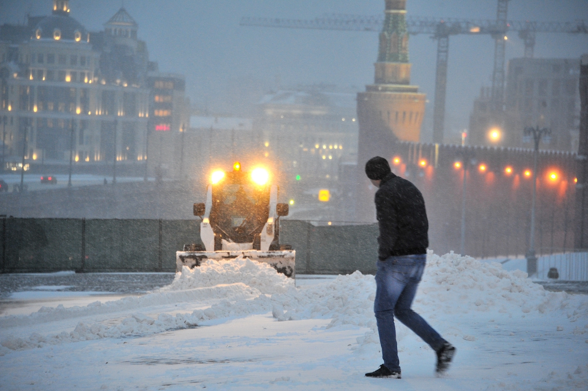 Самый холодный апрель. Холодный день. Самый холодный день в Москве. Прохожие зимой. Москва зима холода.