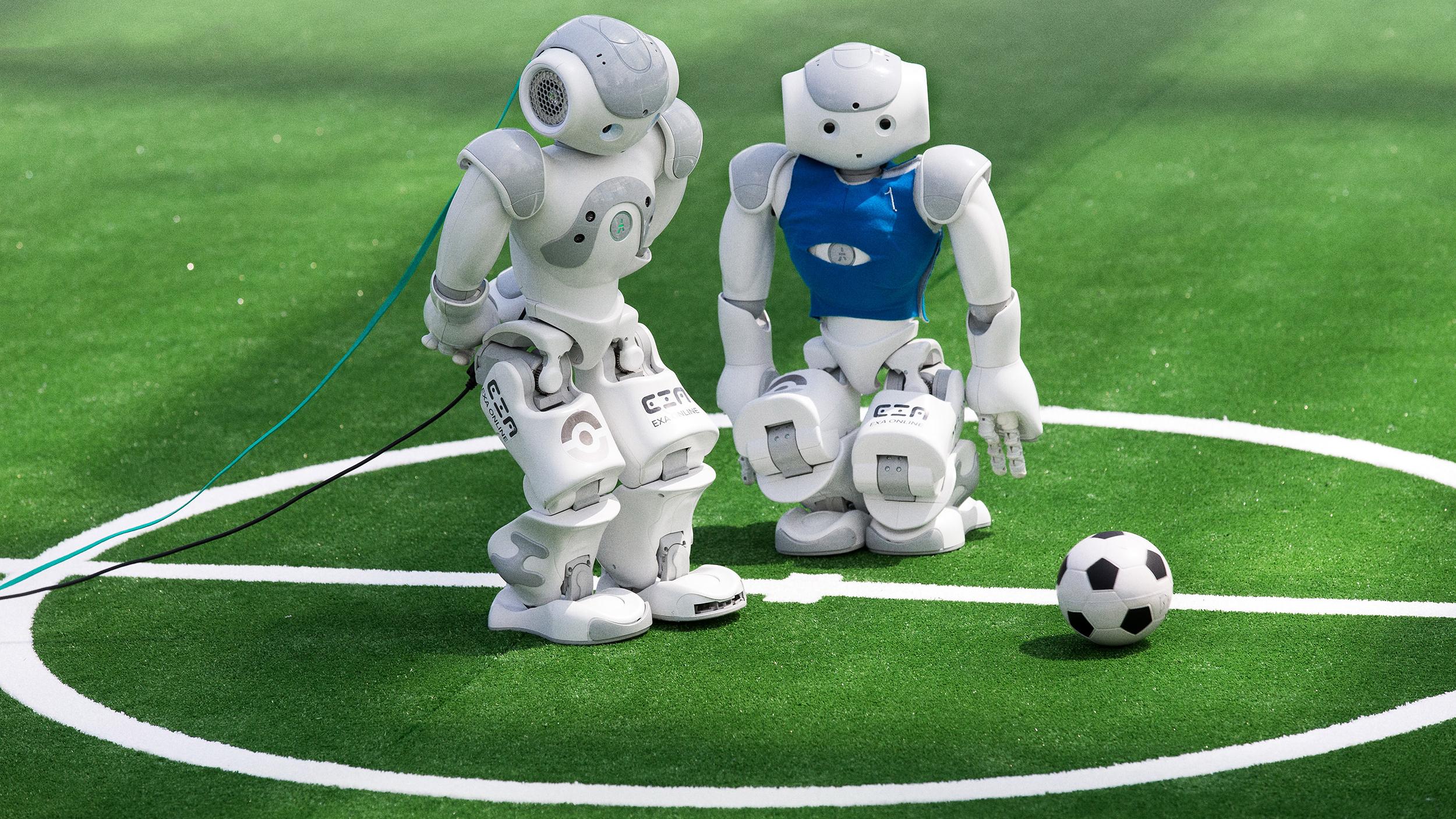 Роботы играют в футбол. Робот. Робот "футболист". Футбол робототехника. Спортивный робот.
