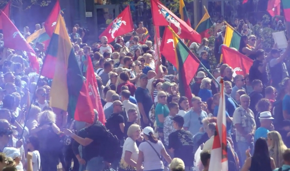 Тысячи человек вышли в Литве на улицы: полиция использовала слезоточивый газ