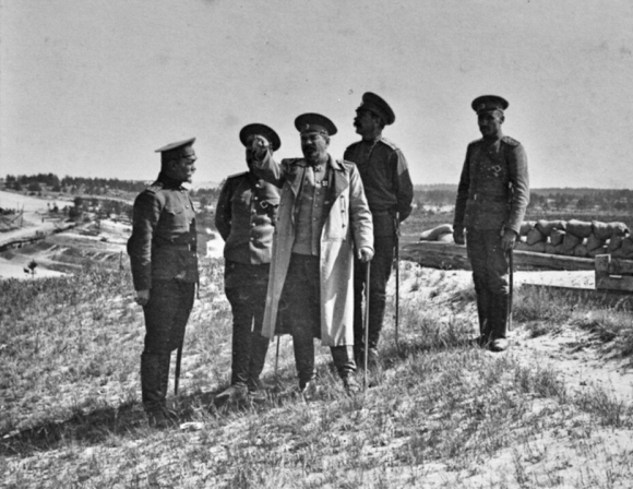 Генерал-майор Бржозовский (в центре) с офицерами, 1915 год