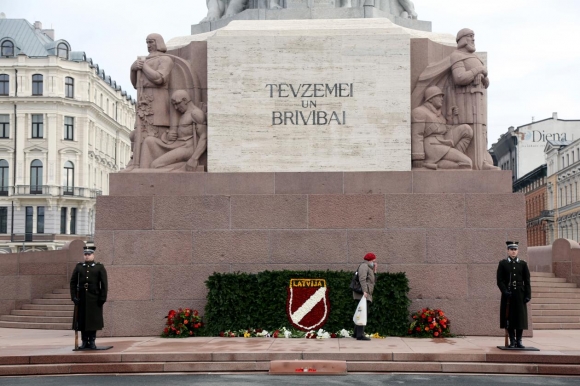 Латышские легионеры возложили цветы у памятника Свободы 