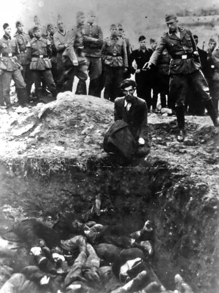 Немецкий солдат стреляет в еврея