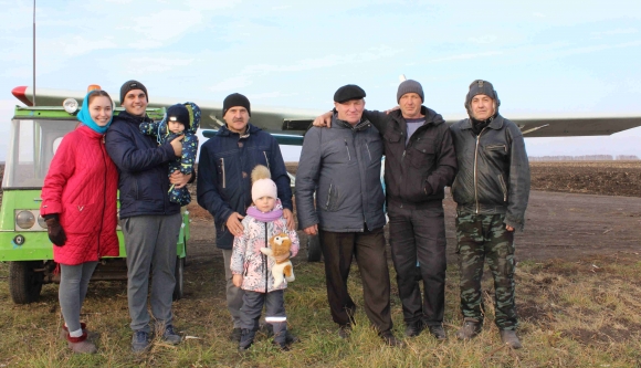 На снимке (слева-направо) Алина и Дмитрий Ведищевы с сыном, Сергей Ведищев с внучкой Валерией, Александр Братищев, Иван Шувалов и Виктор Белянов 