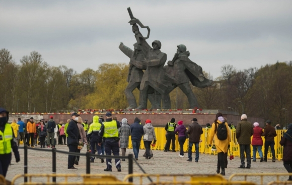 Латышские националисты аплодируют действиям рижской ​ полиции​