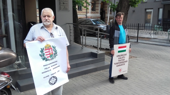 Балтийский прайд: в Риге прошел пикет у посольства Венгрии