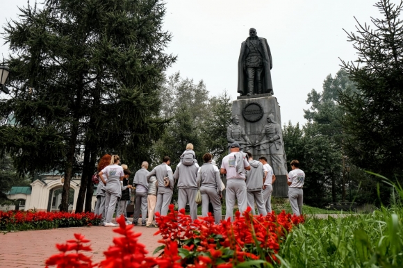 Автор фото: Илья Киселев (Иркутск); На фото: команда экозаплыва у памятника адмиралу Колчаку