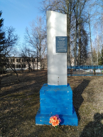 Памятный знак в деревне Труды у озера Болныря, рядом с местом аварийной посадки Р-5. Фото Сергей Емельянов