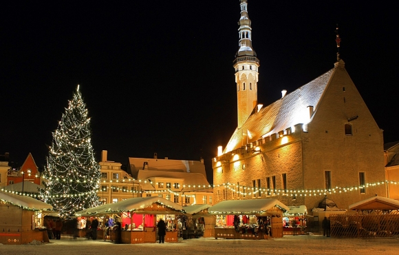 Рождественская ель в Таллине горит яркими огнями