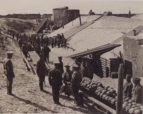 Комендант крепости Осовец Н.А. Бржозовский (сидит в шинели) на приемке хлеба, 1915 год.