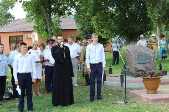 Церемония открытия памятного знака в селе Землянск