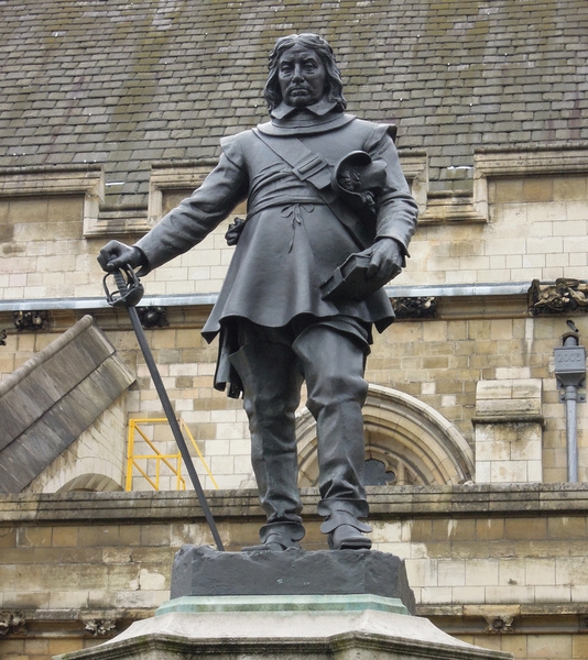 Памятник Оливеру Кромвелю в Англии