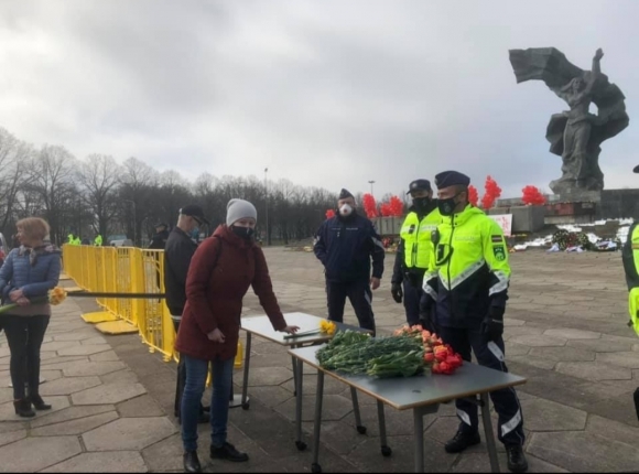 Латышские националисты аплодируют действиям рижской ​ полиции​