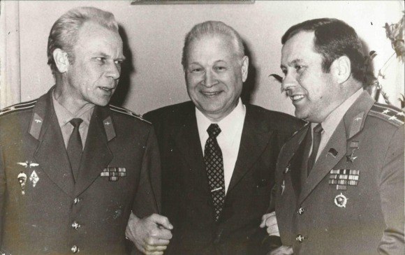 В. Н. Челомей с советскими космонавтами