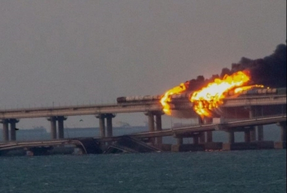Очевидцы опубликовали фото и видео пожара на Крымском мосту