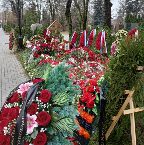 Могила Владимира Жириновского утопает в цветах и венках 
