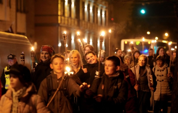 В Латвии почтили память борцов за свободу факельным шествием