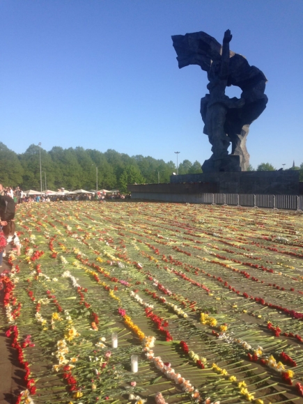 К памятнику Освободителям Риги начали свозить технику – идет подготовка к сносу