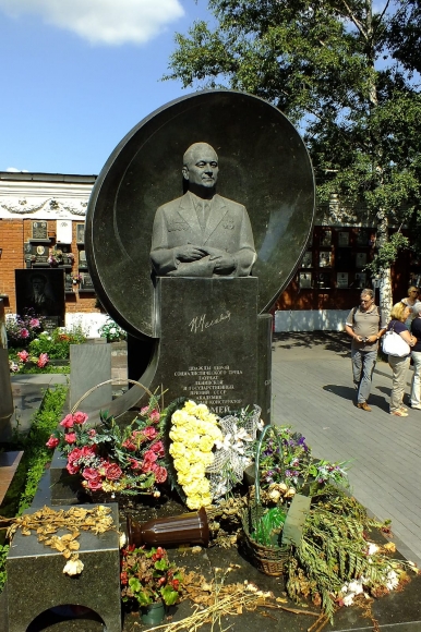 Могила В. Н. Челомея на Новодевичьем кладбище