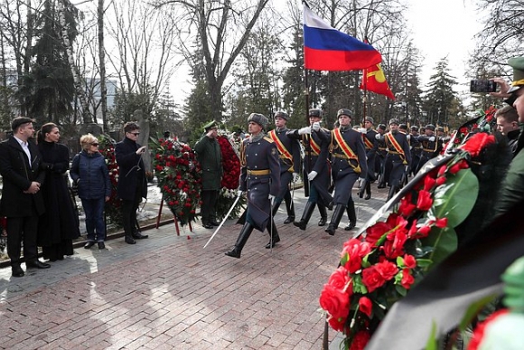 На могиле Владимира Жириновского на Новодевичьем кладбище установили деревянный крест