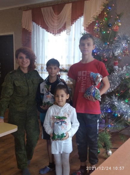 Валя привезла подарки детям семейного детдома в Донецке.