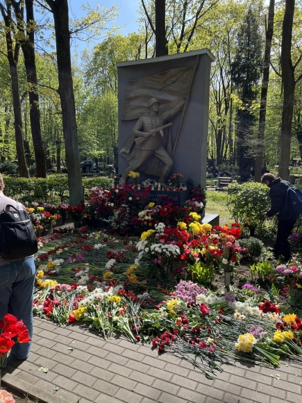 Жители Латвии целый день несут цветы к мемориалам и местам захоронений советских солдат